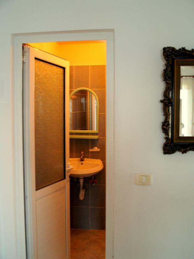 Q Bay Apartments Кепаро Стая снимка